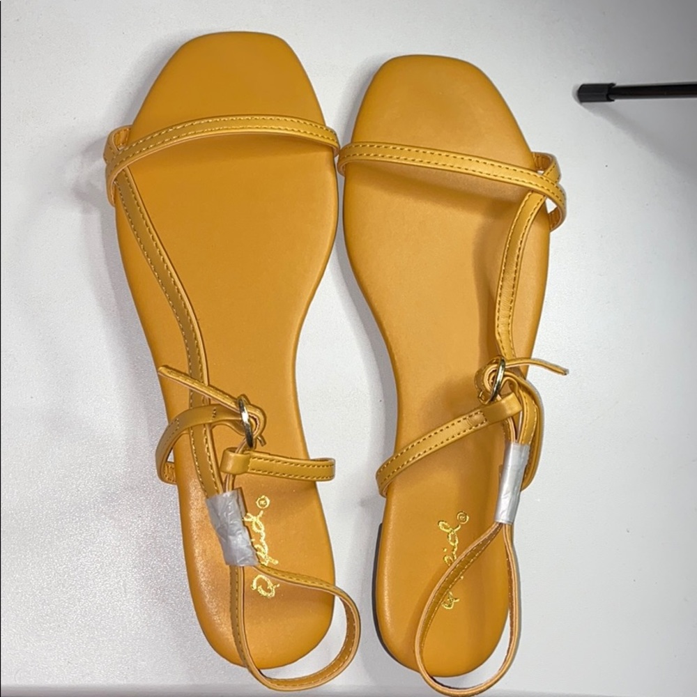 Yellow sandals - Picture 2 of 3